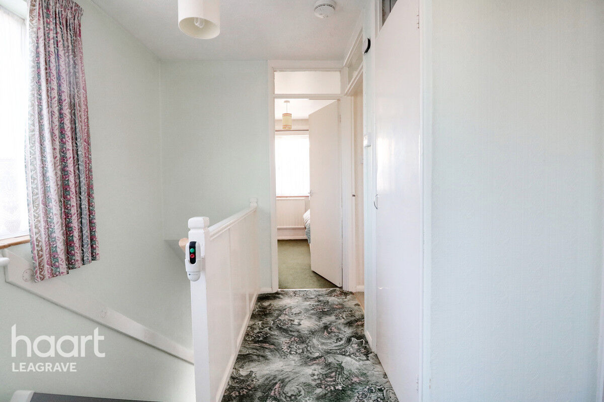 3 bedroom Semidetached house Alpine Way, Luton £325,000 haart