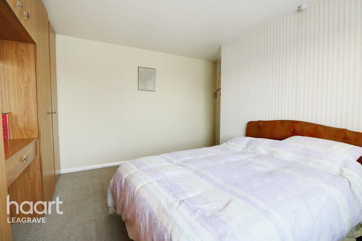 3 bedroom Semidetached house Alpine Way, Luton £325,000 haart