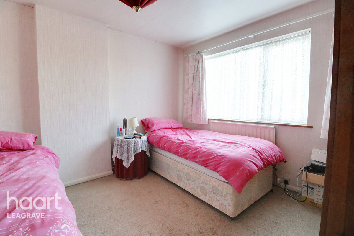 3 bedroom Semidetached house Alpine Way, Luton £325,000 haart