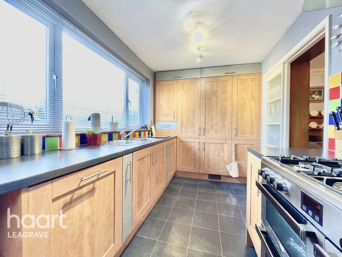 4 bedroom Semidetached house Epping Way, Luton £350,000 haart