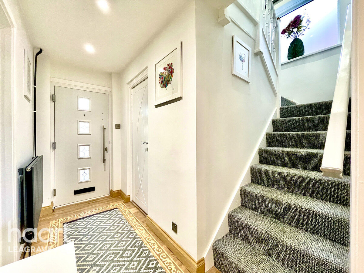 3 bedroom Semidetached house Benson Close, Luton £375,000 haart