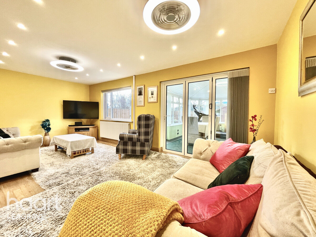 3 bedroom Semidetached house Benson Close, Luton £375,000 haart