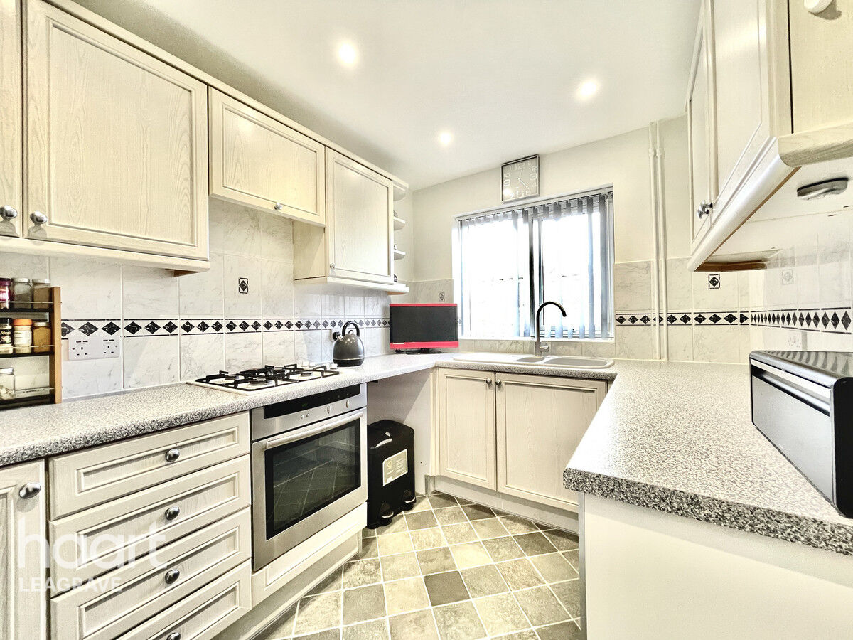 3 bedroom Semidetached house Benson Close, Luton £375,000 haart