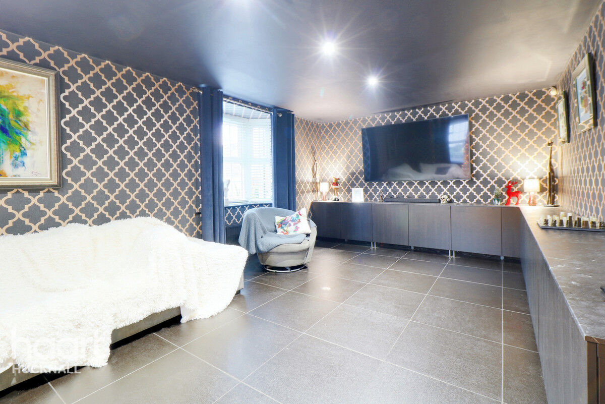 5 bedroom Detached house Peregrine Road, Hucknall, Nottingham £